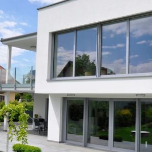 Stadtvilla-mit-Flachdach-Hebe-Schiebetuer-grau-1